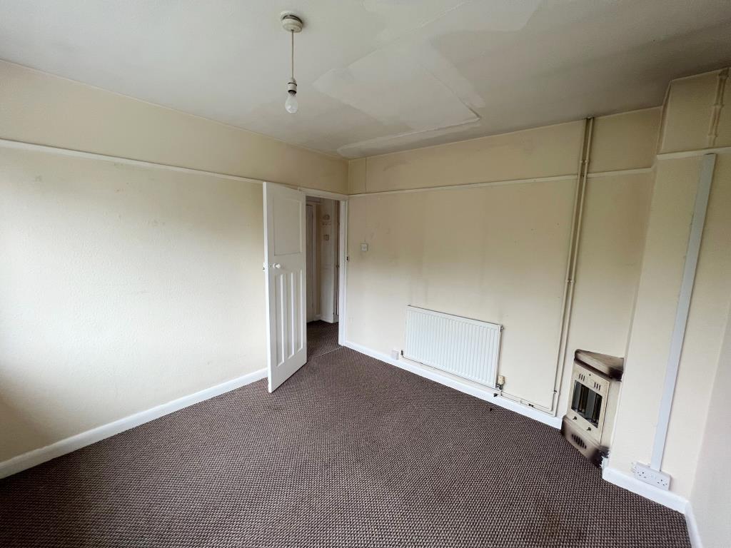 Lot: 119 - TWO-BEDROOM FLAT FOR IMPROVEMENT -